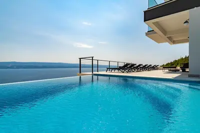 Bazen u objektu Seaview Villa Marila with a private pool with hydromassage, 3 en suite bedrooms, 1km from beach ili u blizini