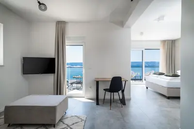 TV i/ili zabavni centar u objektu Seaview Villa Marila with a private pool with hydromassage, 3 en suite bedrooms, 1km from beach