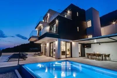 Bazen u objektu Seaview Villa Marila with a private pool with hydromassage, 3 en suite bedrooms, 1km from beach ili u blizini