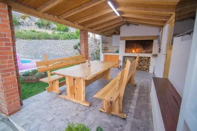 Popločani dio dvorišta ili vanjski dio objekta Village holiday apartman with heated pool Maslina