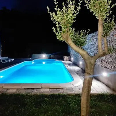 Village holiday apartman with heated pool Maslina