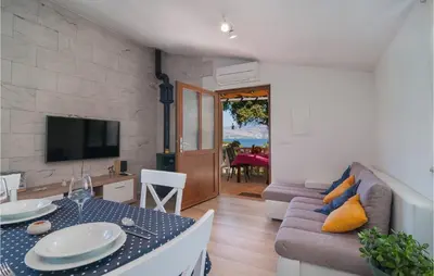 TV i/ili zabavni centar u objektu 2 Bedroom Lovely Home In Praznica