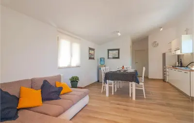 Kuhinja ili čajna kuhinja u objektu 2 Bedroom Lovely Home In Praznica