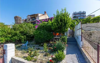 Vrt u objektu 2 Bedroom Beautiful Apartment In Podstrana