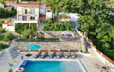 Bazen u objektu Gorgeous Home In Srinjine ili u blizini
