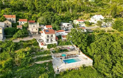 Bazen u objektu Gorgeous Home In Srinjine ili u blizini