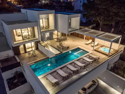 Bazen u objektu Villa Bava with 4 En-suite Bedrooms, Heated 33 sqm Pool ili u blizini