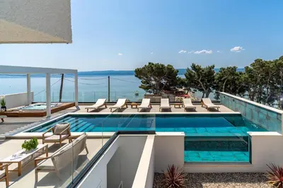Bazen u objektu Villa Bava with 4 En-suite Bedrooms, Heated 33 sqm Pool ili u blizini
