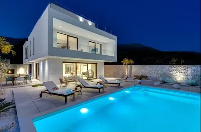 Bazen u objektu Seaview Villa Nocturno with 4 en-suite bedrooms, private 35smq infinity pool with hydromassage ili u blizini