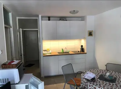 Kuhinja ili čajna kuhinja u objektu Sara apartment Punta Omis near sandy beach