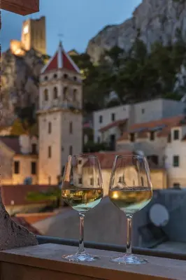 Pića u objektu Charming stone apartment with jacuzzi in center of Omiš