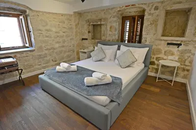 Krevet ili kreveti u jedinici u objektu Charming stone apartment with jacuzzi in center of Omiš