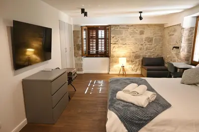 Krevet ili kreveti u jedinici u objektu Charming stone apartment with jacuzzi in center of Omiš