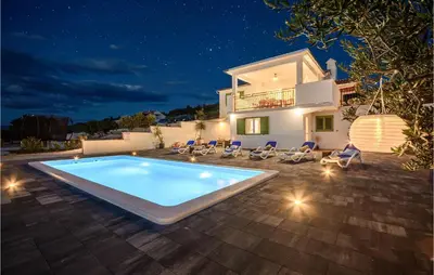 Bazen u objektu Amazing Home In Splitska-Supetar ili u blizini