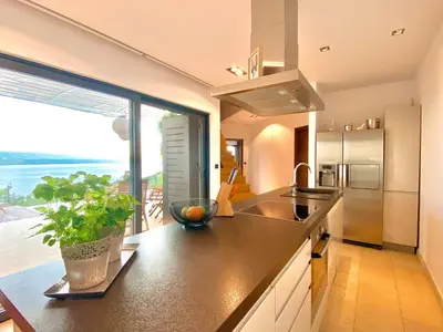 Kuhinja ili čajna kuhinja u objektu Villa FORTE-Exclusive Retreat, Heated Infinity Pool & Amazing Views