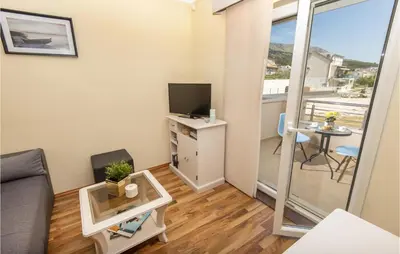 Kuhinja ili čajna kuhinja u objektu 1 Bedroom Amazing Apartment In Podstrana
