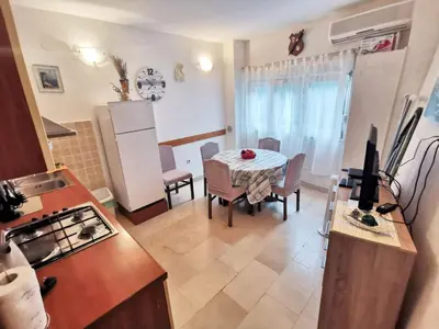 Kuhinja ili čajna kuhinja u objektu Modern flat in Omiš, with terrace and views, 80m²