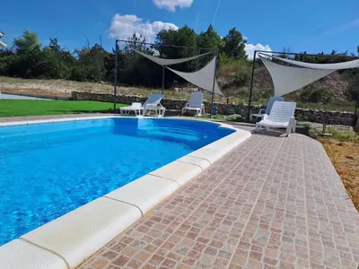 Bazen u objektu House Nane Garden ili u blizini