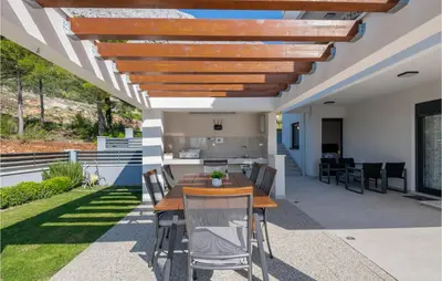Popločani dio dvorišta ili vanjski dio objekta Amazing Apartment In Baska Voda