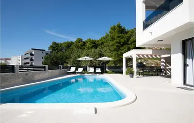 Bazen u objektu Stunning Apartment In Baska Voda ili u blizini