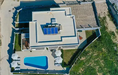 Bazen u objektu Stunning Apartment In Baska Voda ili u blizini