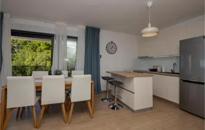 Kuhinja ili čajna kuhinja u objektu Stunning Apartment In Baska Voda