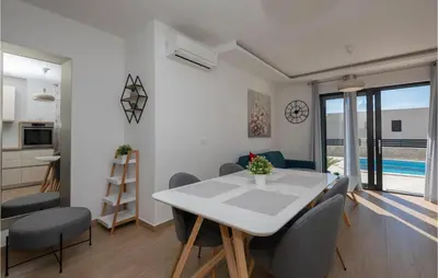 Bazen u objektu Cozy Apartment In Baska Voda ili u blizini