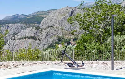 Pogled na planine ili pogled na planine iz vikendica