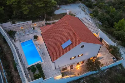 Bazen u objektu Villa Aries ili u blizini