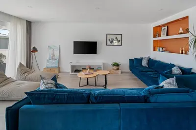 TV i/ili zabavni centar u objektu Luxurious VILLA LAPIS - heated pool, sauna, gym and spa, 120m to sandy beach