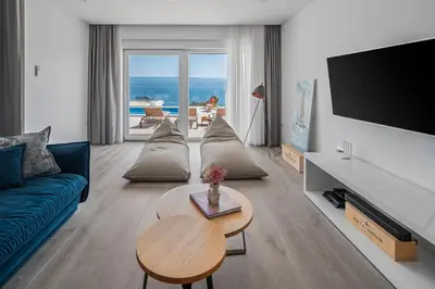 TV i/ili zabavni centar u objektu Luxurious VILLA LAPIS - heated pool, sauna, gym and spa, 120m to sandy beach