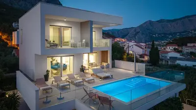 Bazen u objektu Luxurious VILLA LAPIS - heated pool, sauna, gym and spa, 120m to sandy beach ili u blizini