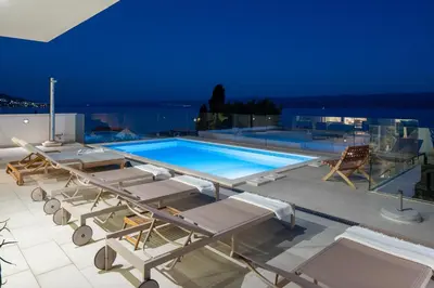 Bazen u objektu Luxurious VILLA LAPIS - heated pool, sauna, gym and spa, 120m to sandy beach ili u blizini