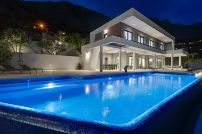 Bazen u objektu Luxurious Villa ADA; hot tub, sauna, gym, pool ili u blizini