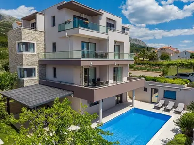 Bazen u objektu Luxury Villa Lucas with heated pool, whirlpool, sauna, 14 pax ili u blizini