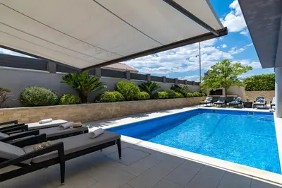 Bazen u objektu Luxury Villa Lucas with heated pool, whirlpool, sauna, 14 pax ili u blizini