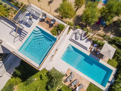 Bazen u objektu Luxury beachfront VILLA FLORES heated outdoor, indoor pool, whirlpool, sauna ili u blizini