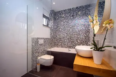 Kupaonica u objektu Luxury beachfront VILLA FLORES heated outdoor, indoor pool, whirlpool, sauna