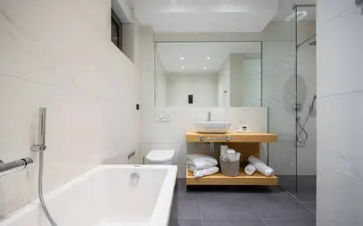 Kupaonica u objektu Luxury beachfront VILLA FLORES heated outdoor, indoor pool, whirlpool, sauna