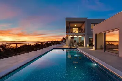 Bazen u objektu Seaview Villa Big Blue with 32sqm heated pool, 4 bedrooms, and 3 bathrooms ili u blizini