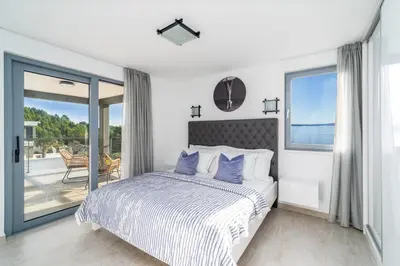Krevet ili kreveti u jedinici u objektu Seaview Villa Big Blue with 32sqm heated pool, 4 bedrooms, and 3 bathrooms