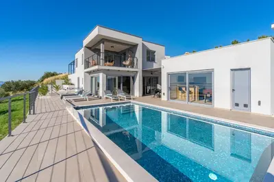 Bazen u objektu Seaview Villa Big Blue with 32sqm heated pool, 4 bedrooms, and 3 bathrooms ili u blizini