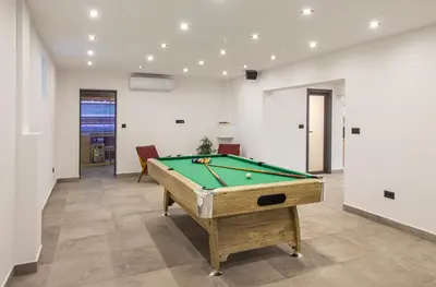 Stol za biljar u objektu Villa Ume - heated pool, sauna, volleyball court
