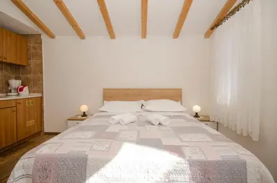 Krevet ili kreveti u jedinici u objektu Apartments Mira Beachfront Bliss
