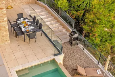 Bazen u objektu Luxury Villa Delight I in Promajna with Private Pool, Gym, Sauna & Jacuzzi ili u blizini