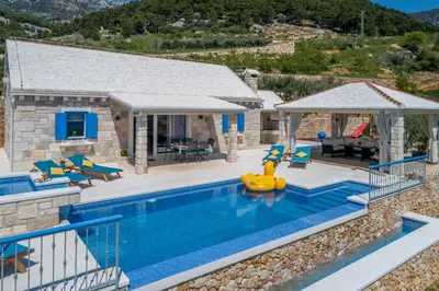 Bazen u objektu Villa Blue Sky ili u blizini