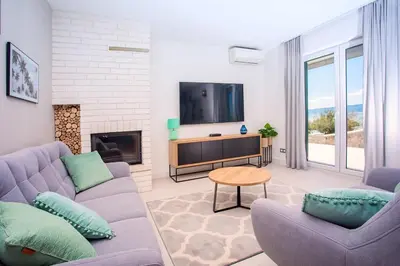 TV i/ili zabavni centar u objektu Beachfront Villa Draga with 32sqm private, heated pool, 4 bedrooms, sea view