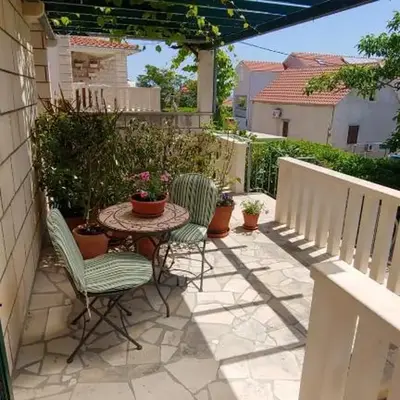Studio apartment in Bol with sea view