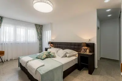 Krevet ili kreveti u jedinici u objektu Luxe villa with pool, jacuzzi, and sauna