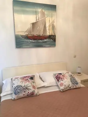 Krevet ili kreveti u jedinici u objektu Sea view apartment near the beach S2-Jelsa center